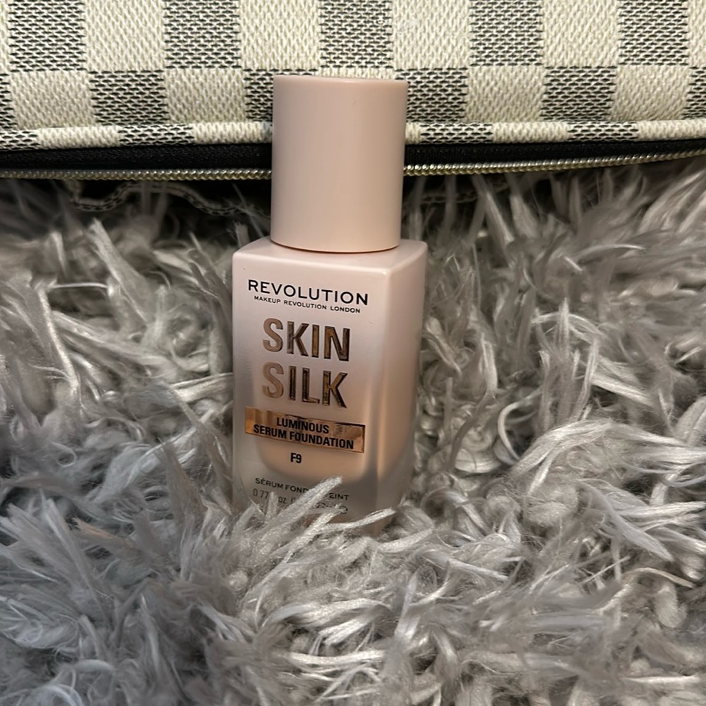 REVOLUTION SKIN SILK LUMINOUS SERUM FOUNDATION